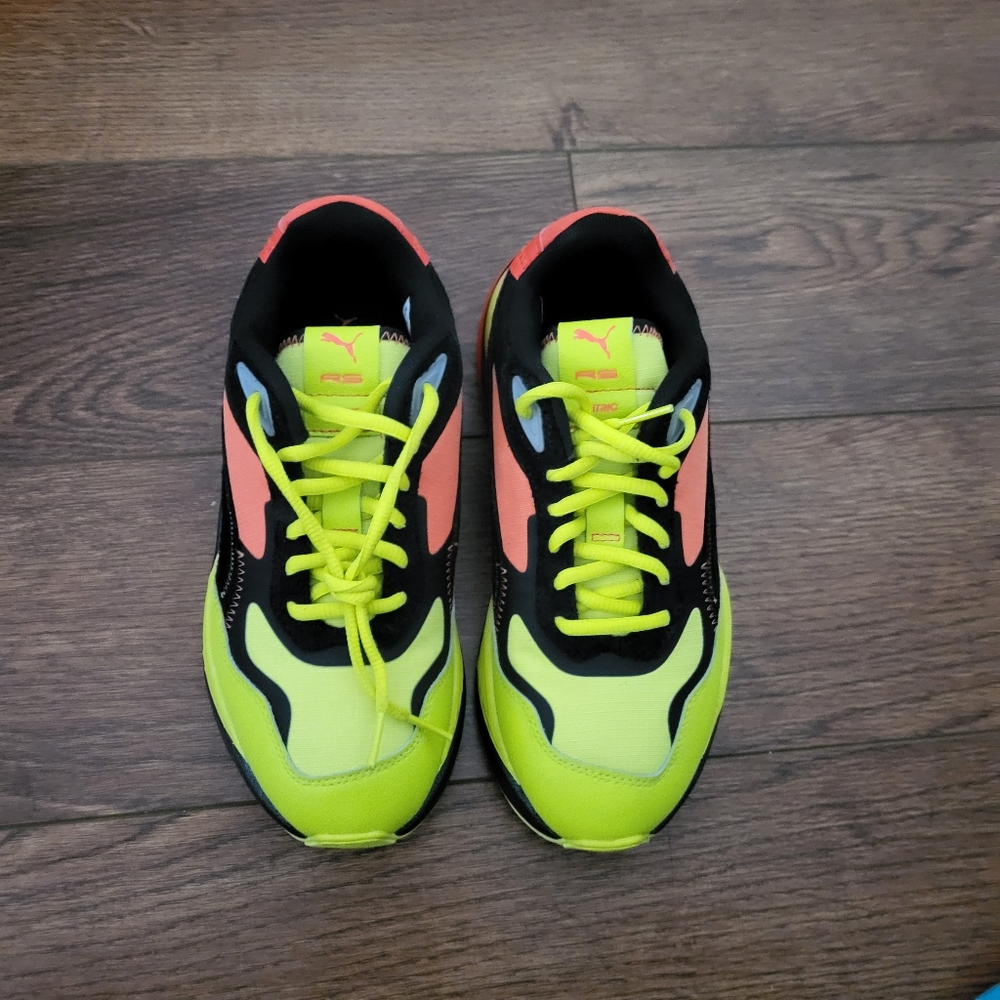 Puma metric sneakers.